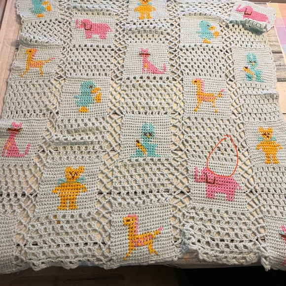 Super cute! Crochet Baby Crib Blanket hand Stitched Animal pattern. - Picture 9 of 10